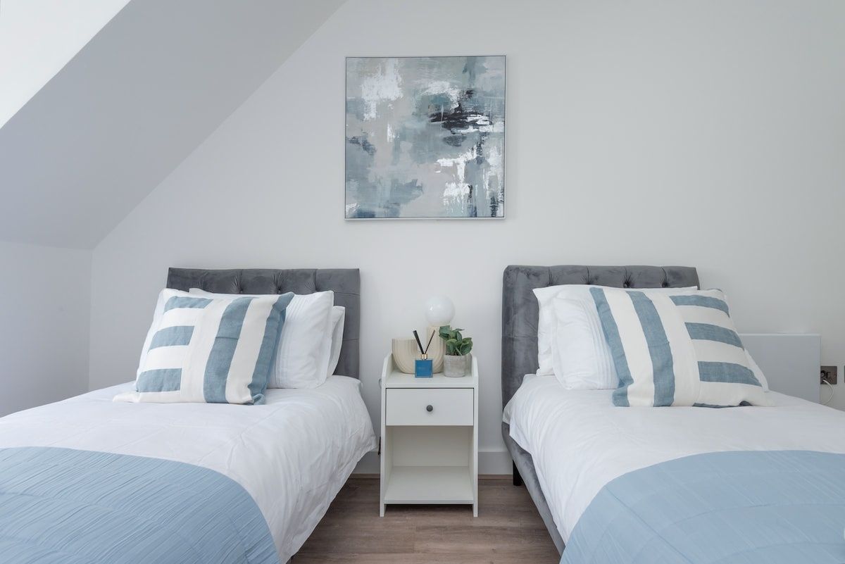 15601