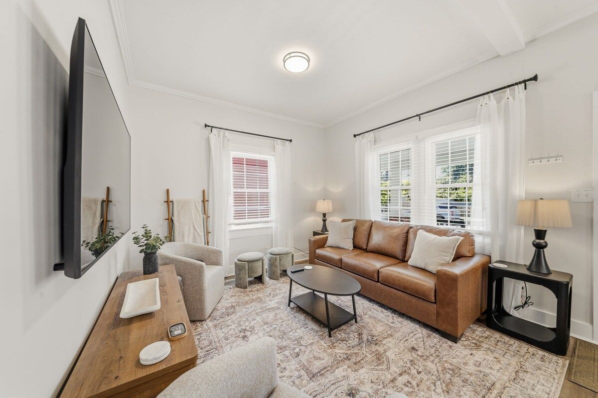Beehive Bungalow | Firepit | Downtown Wilmington