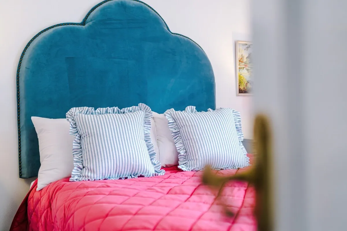 Velvet headboard and striped cushions