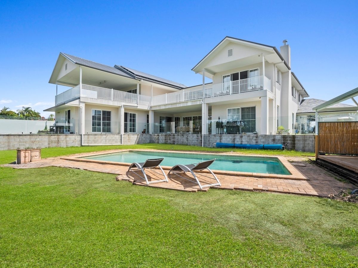 Lux 5 Bed Home Sleeps 16, Expansive Yard & Pool