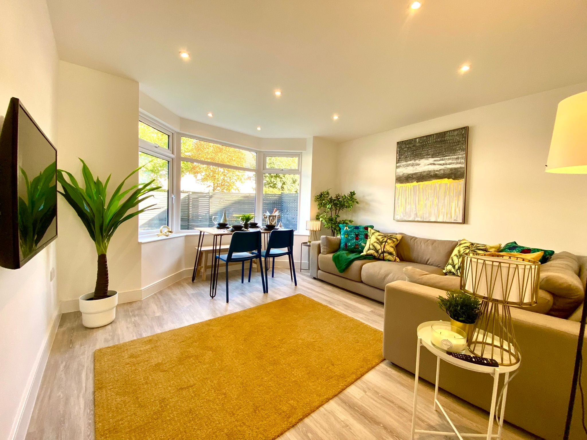 Beautiful 2 bedroom near the sea with free parking