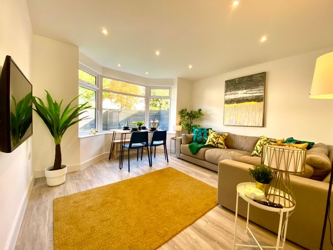 Beautiful 2 bedroom near the sea with free parking