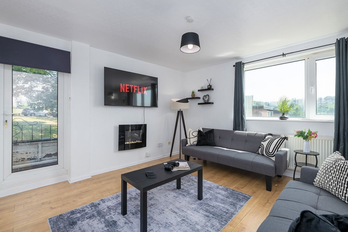 3BR Modern Home in Sheffield/Free Parking/Balcony