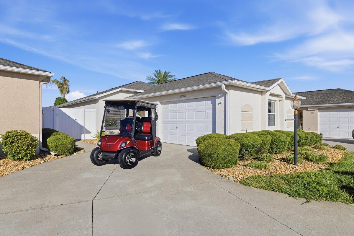 Lake Sumter Retreat · Golf Cart · BBQ · Backyard — photo 4