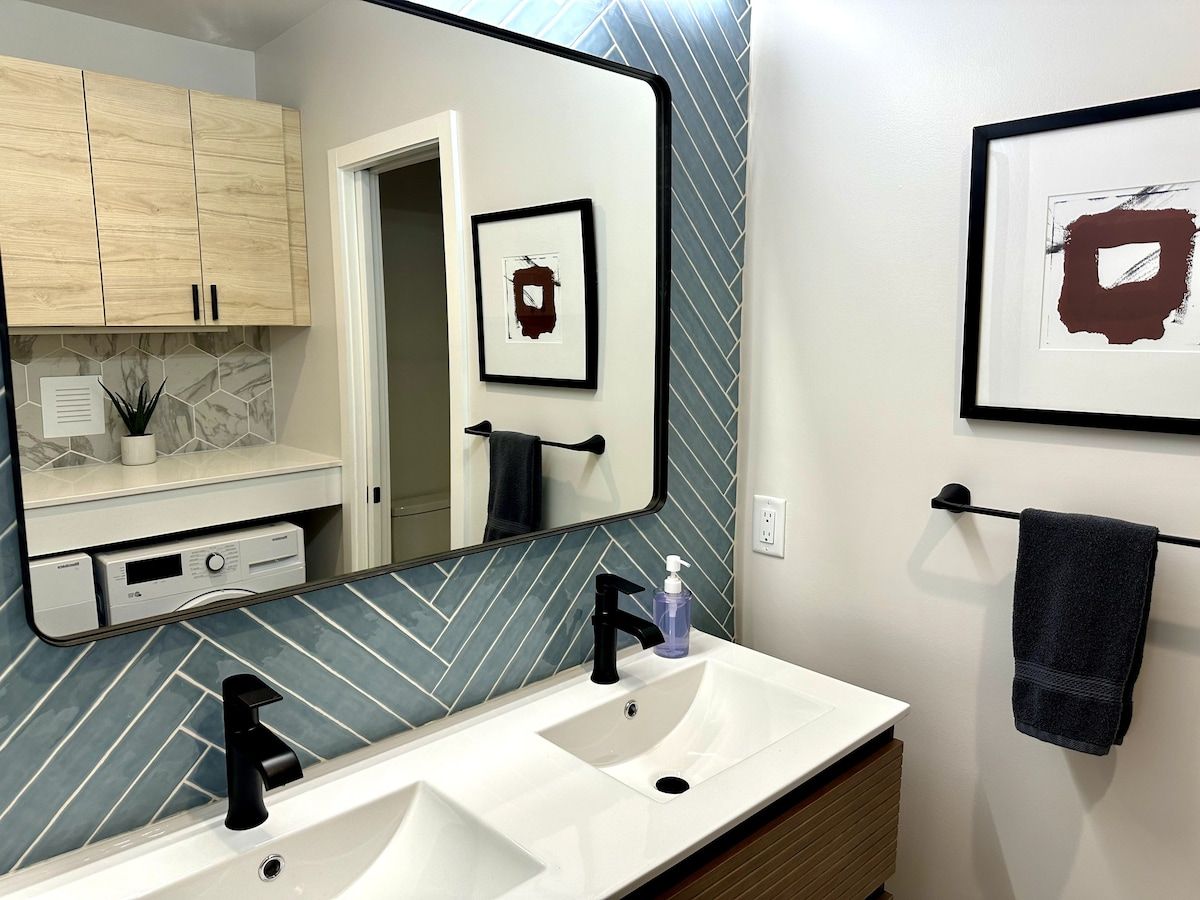 Mid Century Vibes - Modern Newly Rennovated! DT