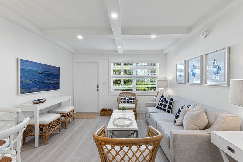 Beautiful 2-Bed Steps to Naples Beach & Town — photo 4