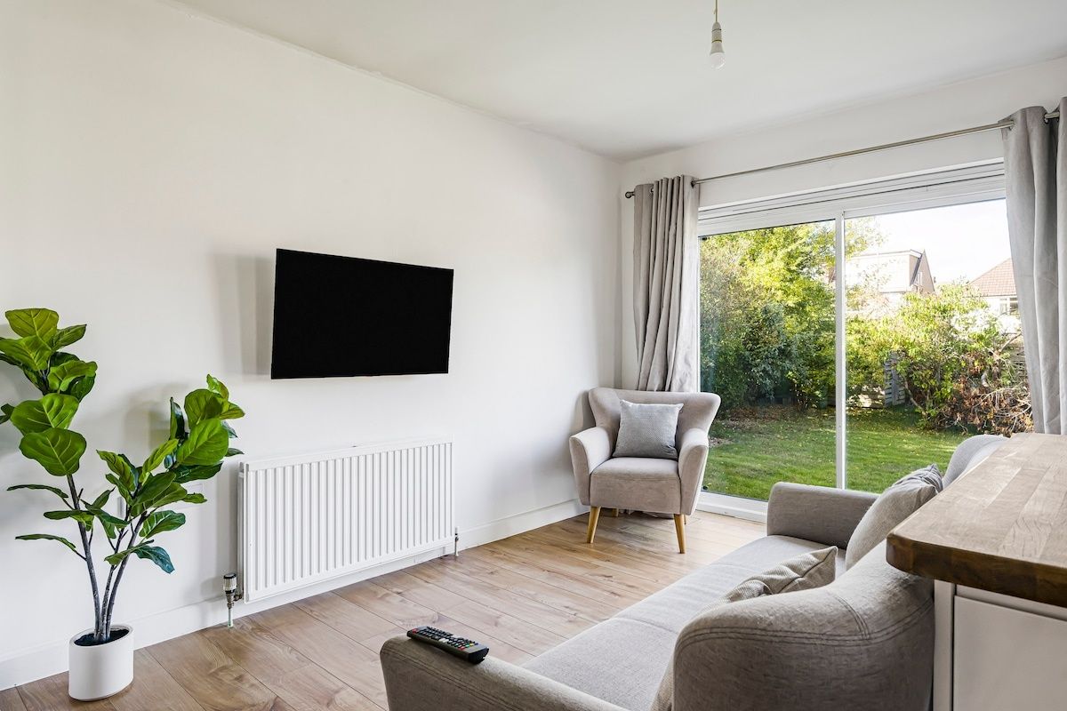 Longstomps House Sleeps 10 with Parking for 3