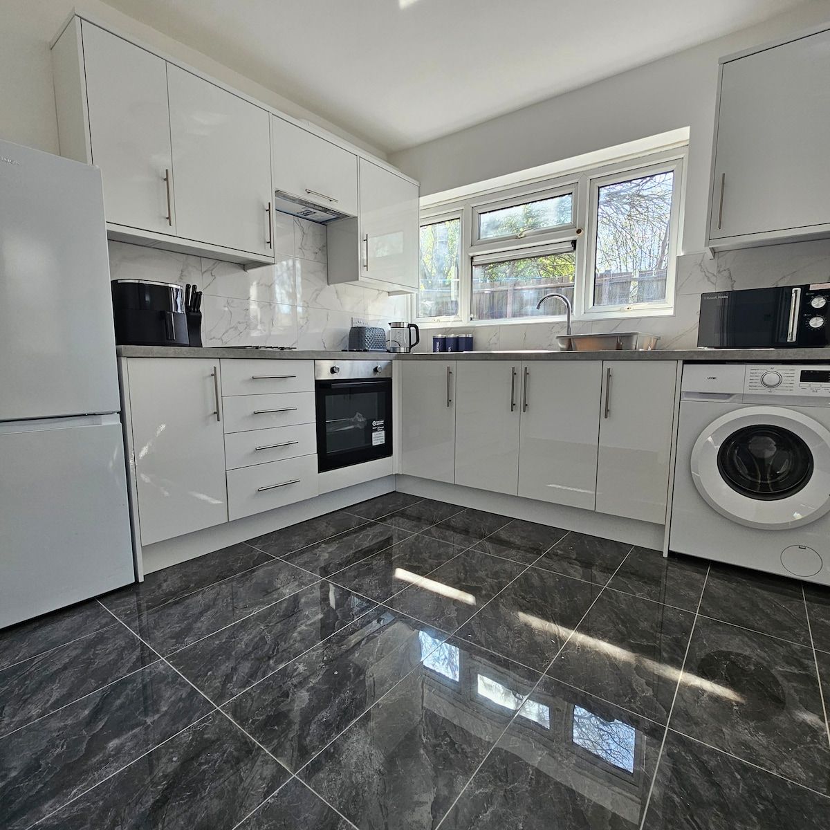 Modern Contractor & Family Friendly 2-Bed Flat