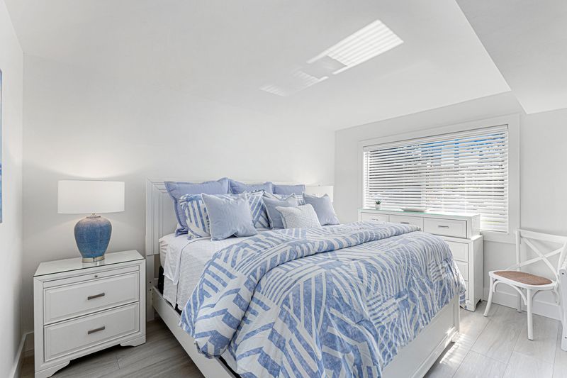 Beautiful 2-Bed Steps to Naples Beach & Town — photo 6