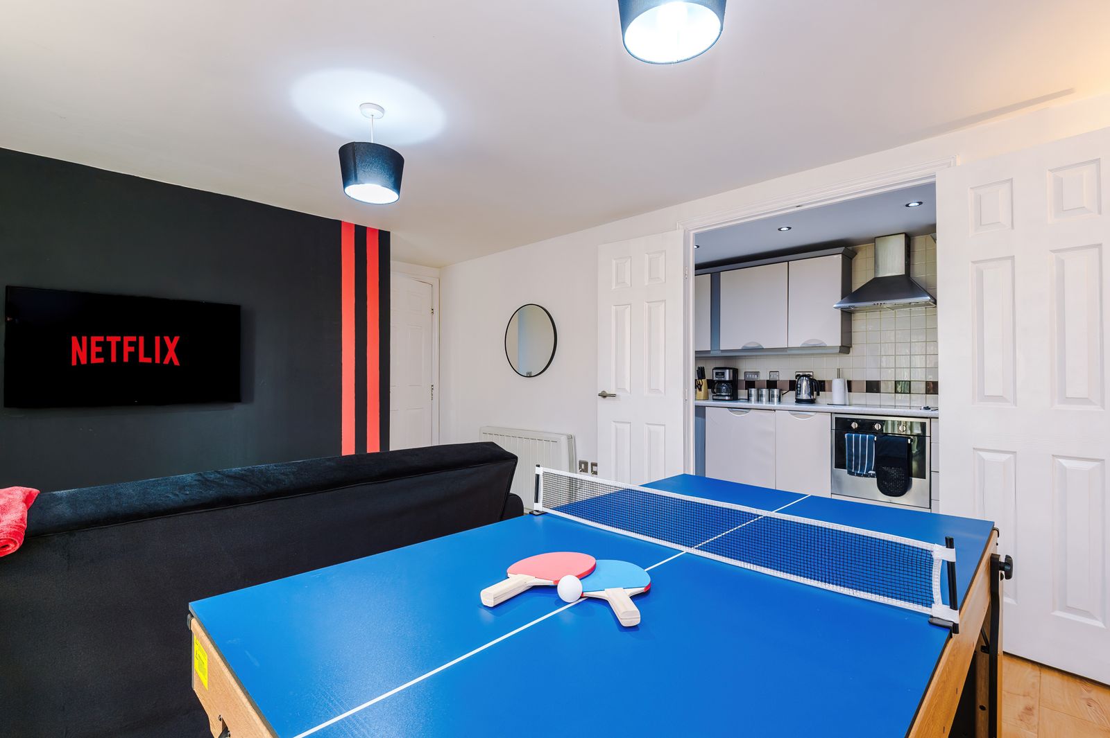 Cosy 2BR Manchester Apartment | Sleeps 6 | Pool Table | PS4 + Games