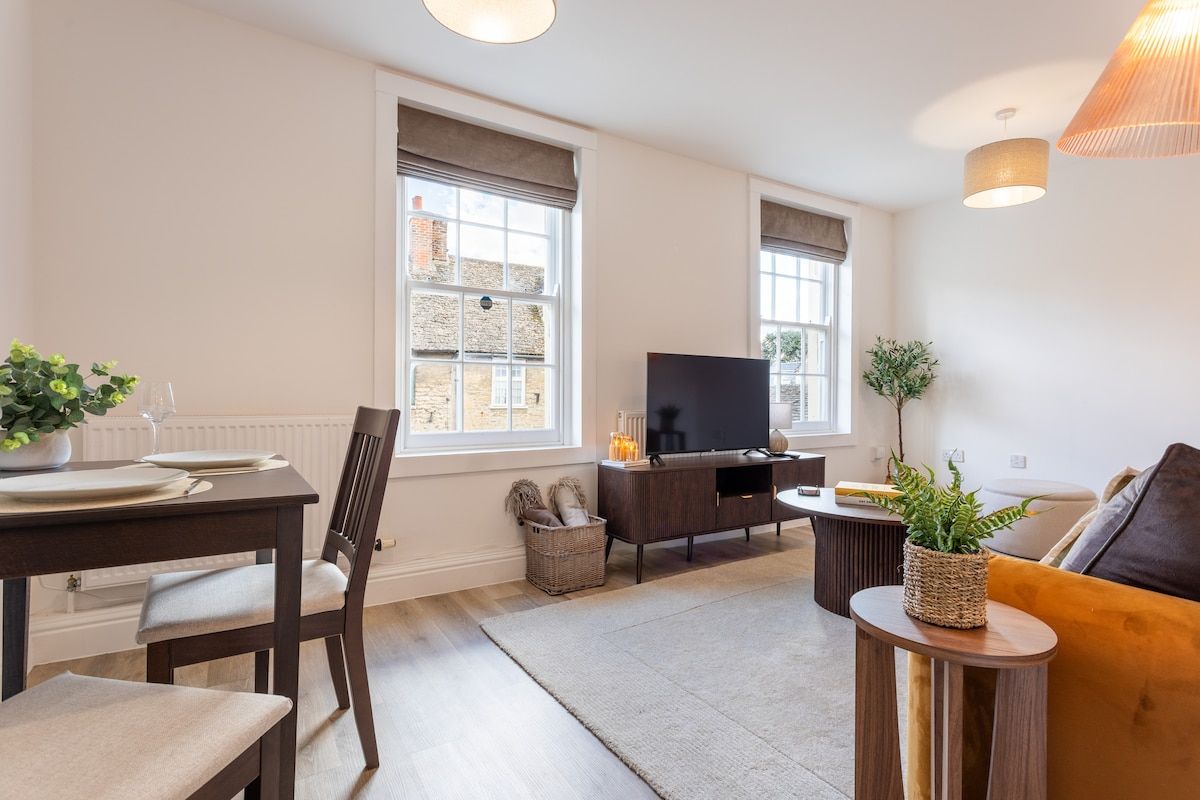 New! Stylish King Bed Apartment | Central Lechlade