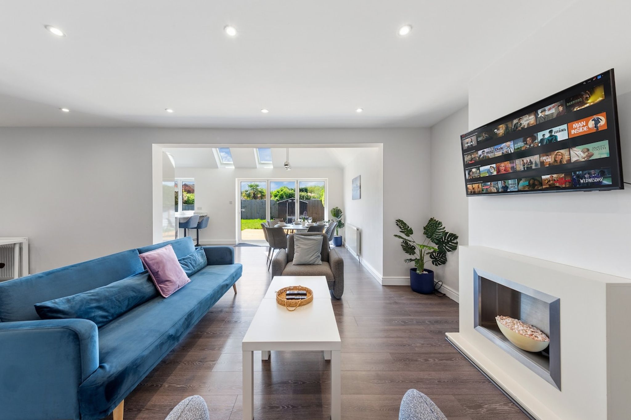 3BR • 2BA • Free Parking • 5 Mins LGW • Fast Wi-Fi