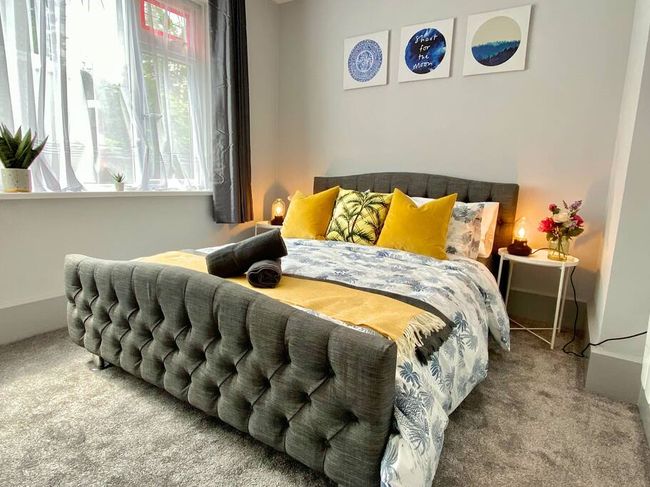 Beautiful Apartment - 5 minute walk to the beach!