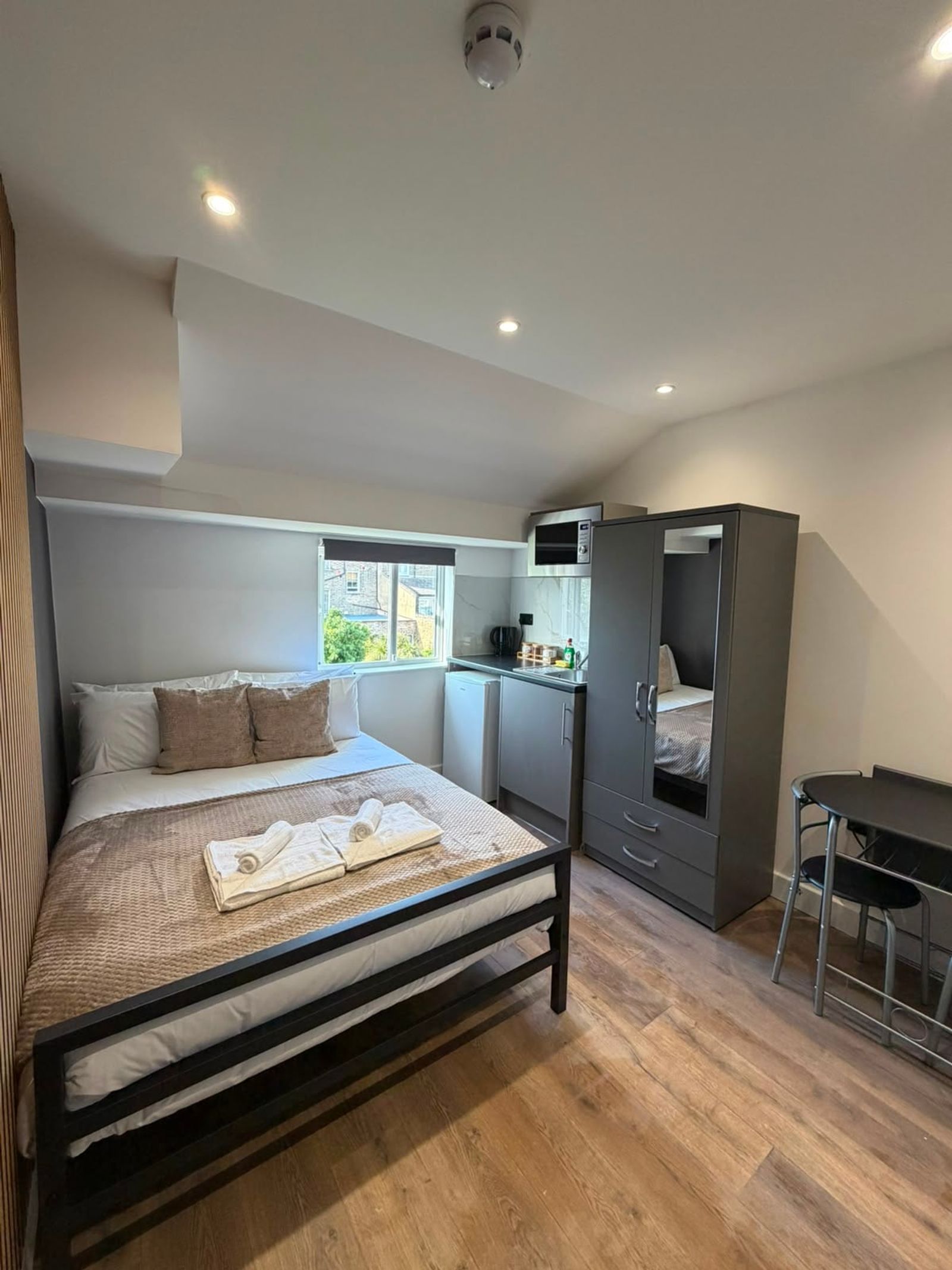 Sunny Hackney Studio with Excellent City Access