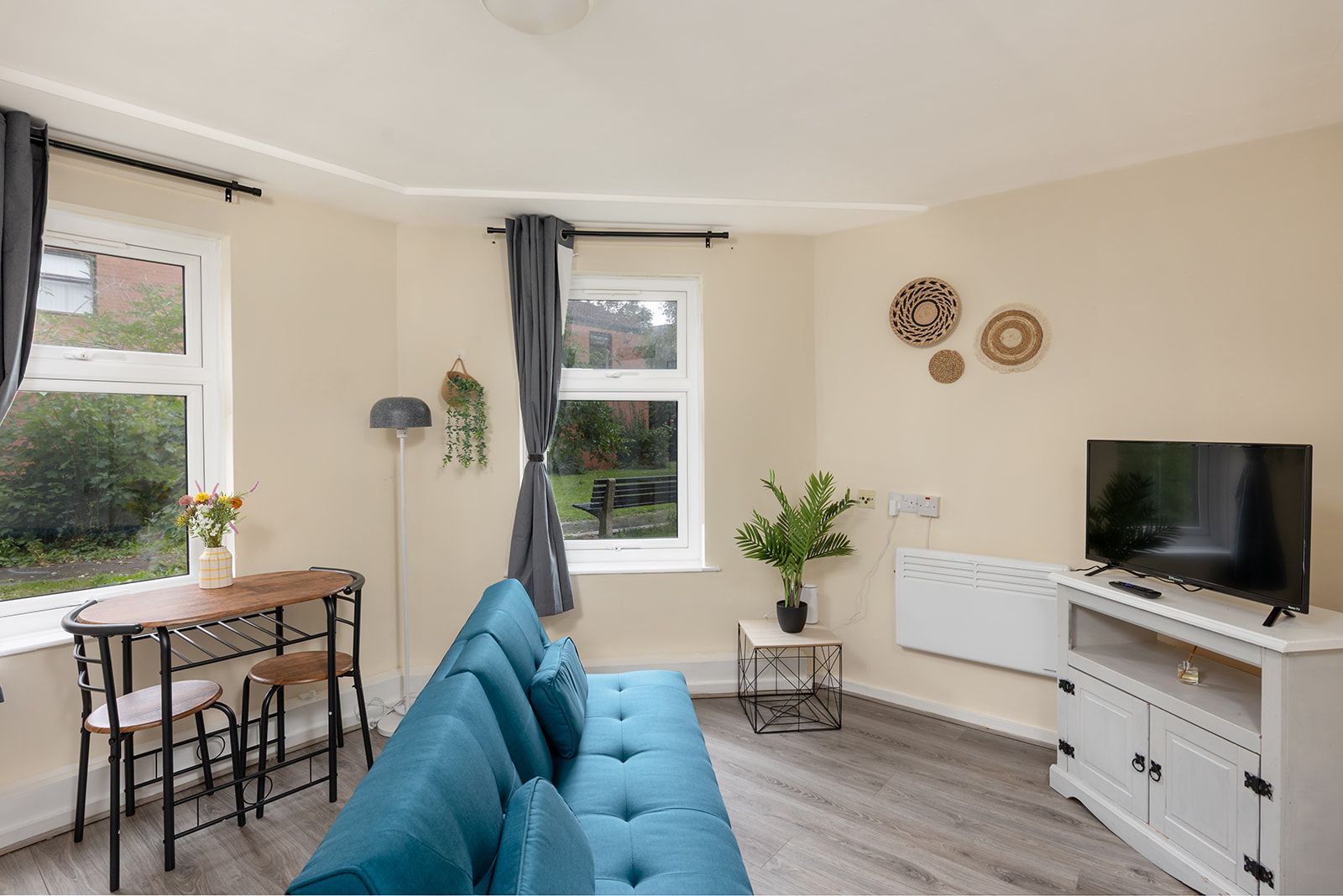 1BR King sized beds in Stockton | Near Train Stn.