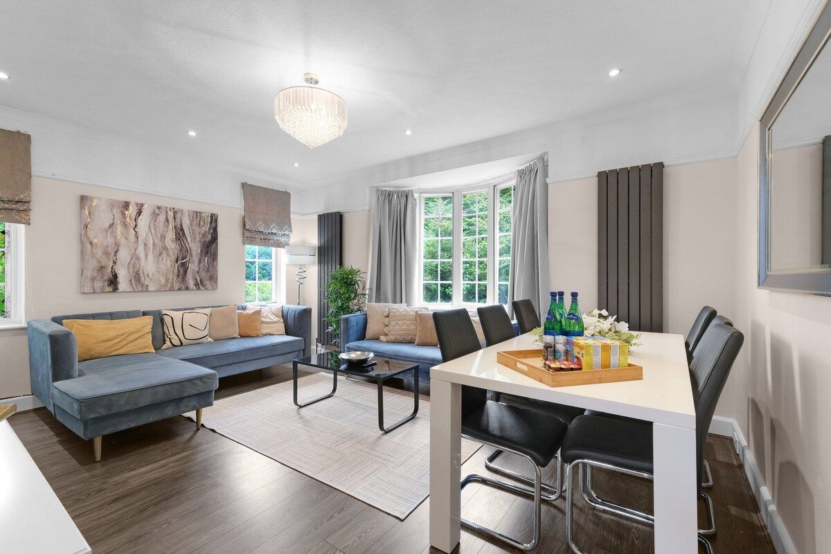Luxury 5BR Home | Sleeps 12 | Free Parking