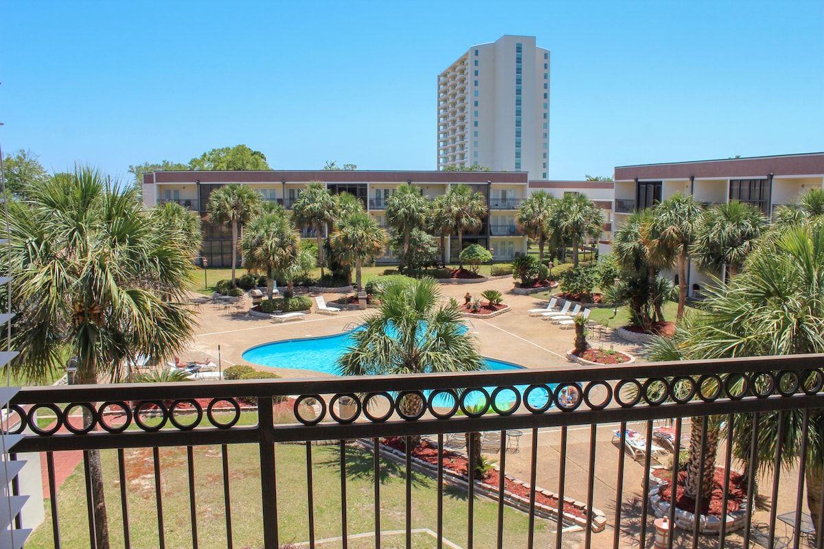 Resort Condo: Walk to the Beach