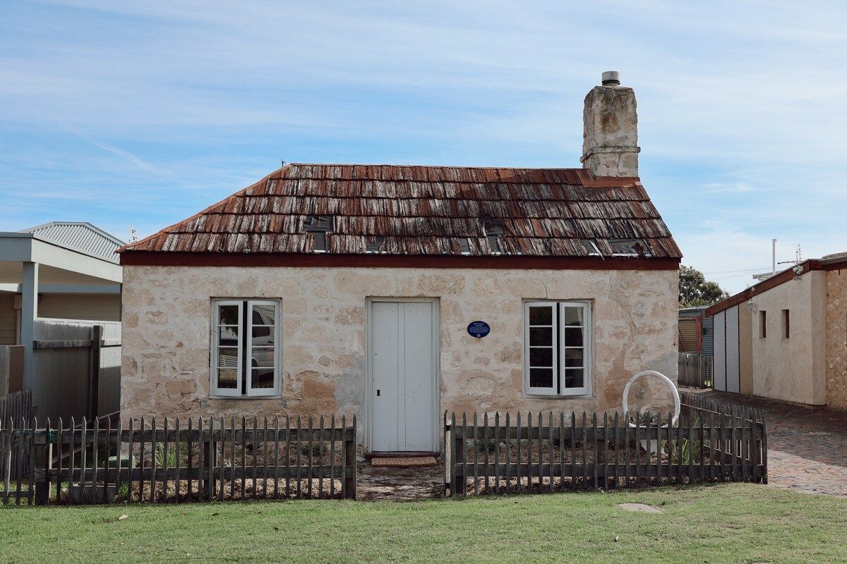 1856 Patsy Ryan's Cottage • Historic charm in the heart of Robe