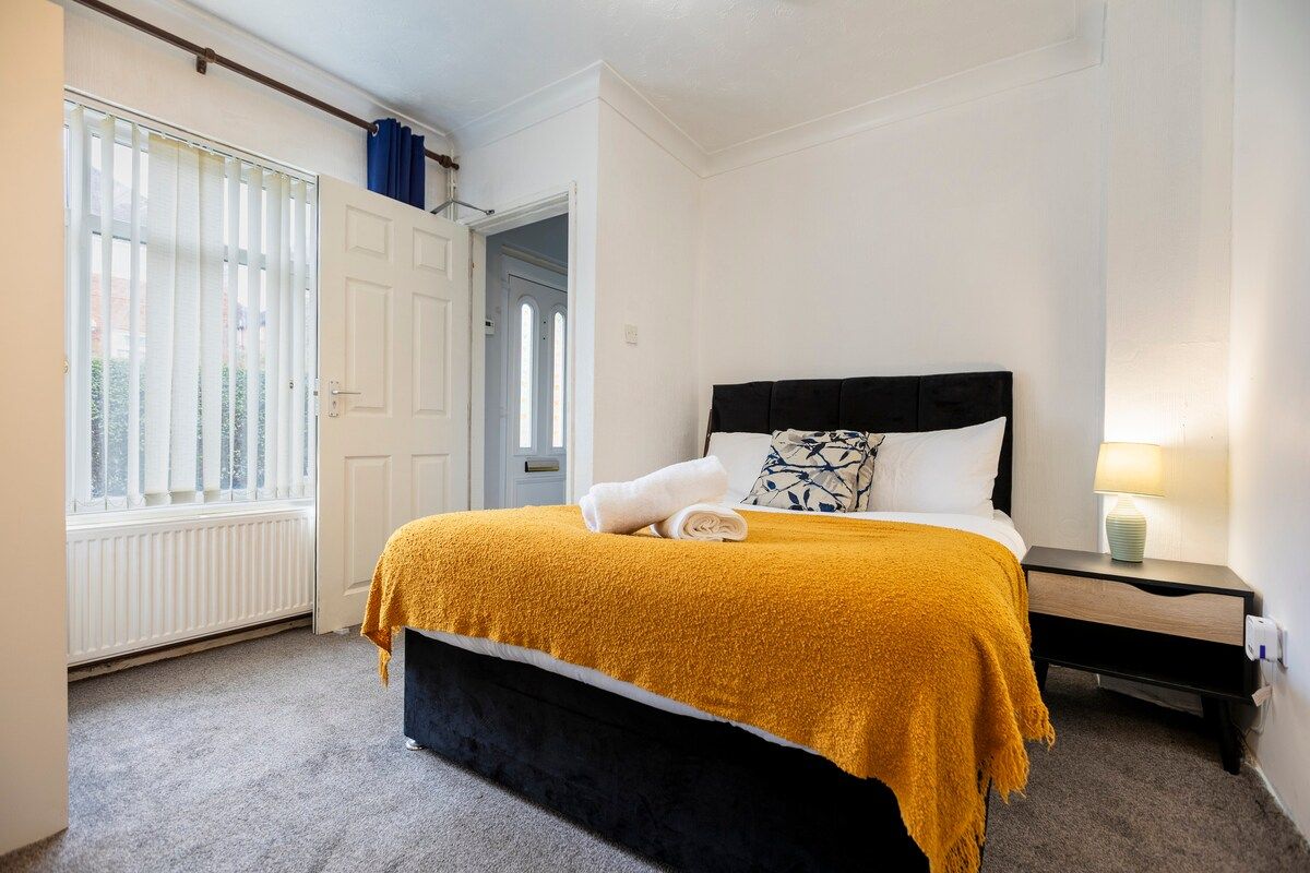 Ample Home, Ideal for Contractors, Sleeps 10.
