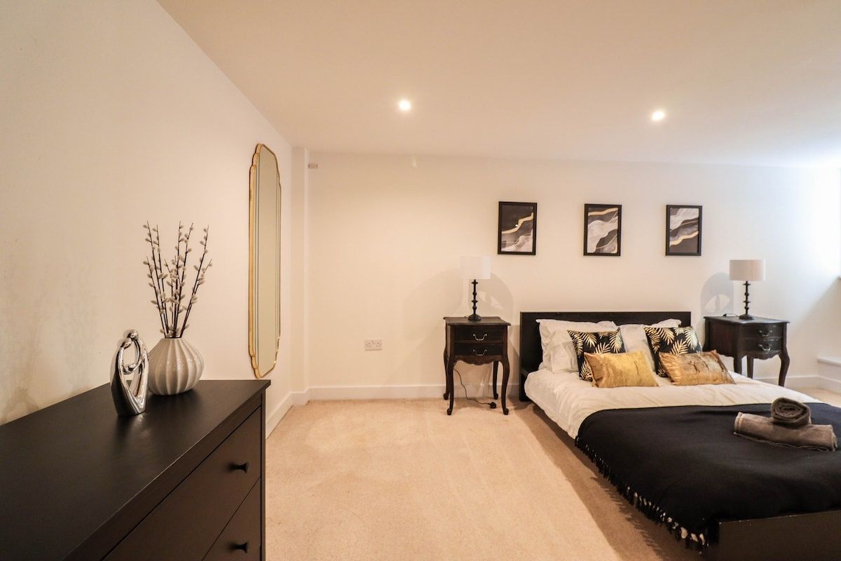 Huge London 2 Bed Flat
