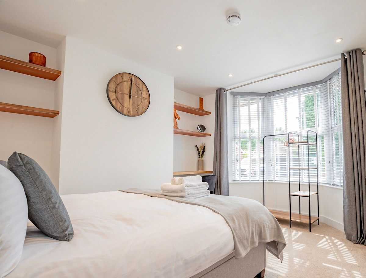Modern Apartment in City Centre, with Garden and Parking