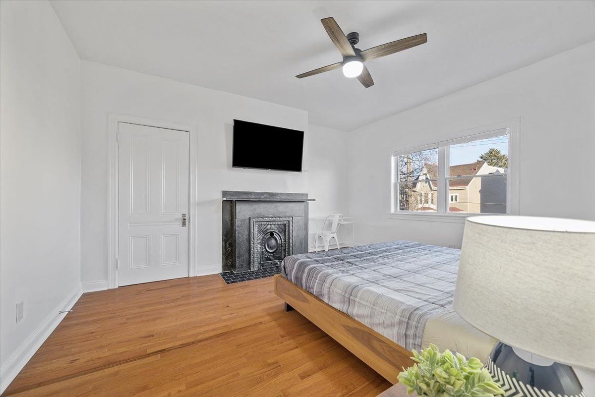 Bloomfield/Shadyside Spacious Room w/King bed @J