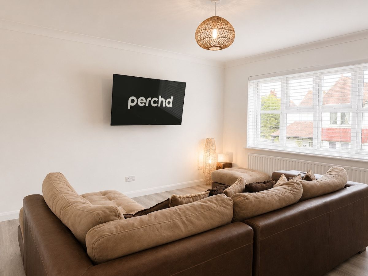 125 Albany Dr | Modern 2BR Flat & Parking