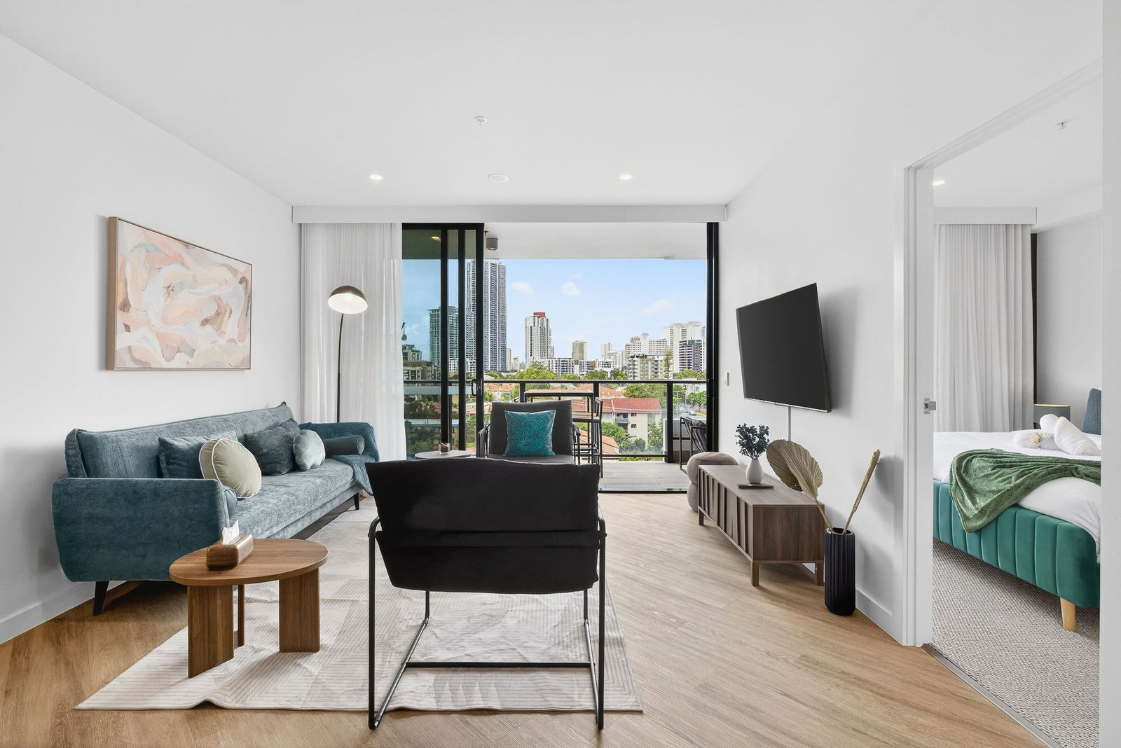 2BR Lux Retreat - Rooftop Infinity Pool, Gym