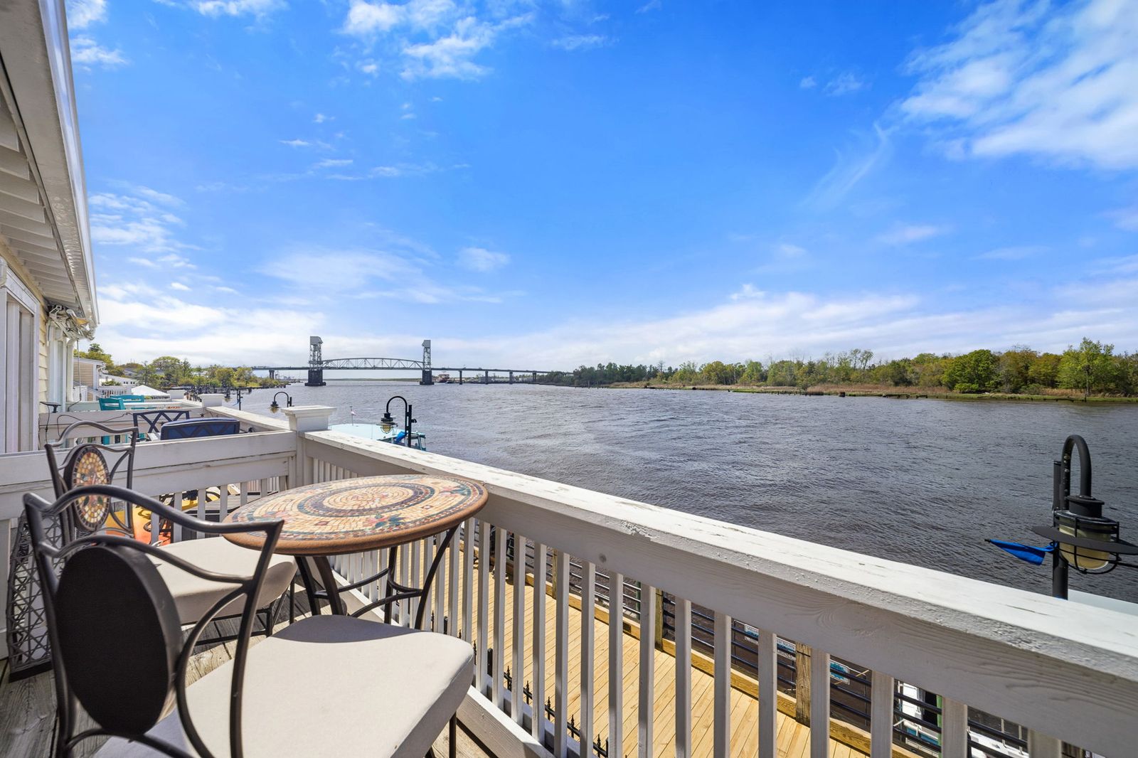 The Lantern Loft - Luxury Riverfront Downtown