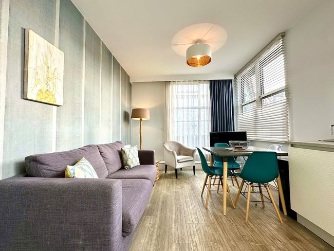 Stylish 2 Bedroom Apartment - Free Parking & WiFi