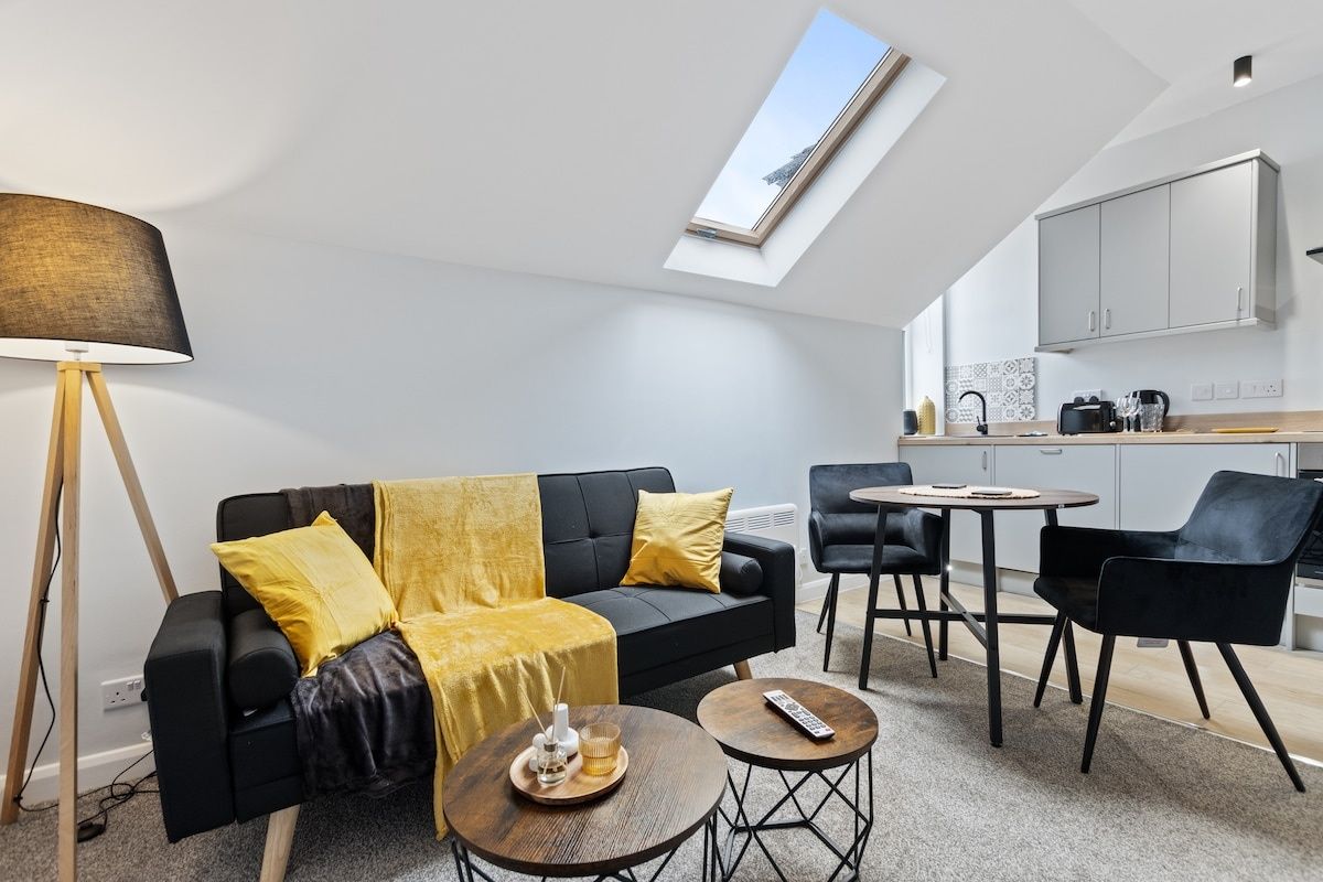 Modern Apartment King Room |Free Parking| Suite 9