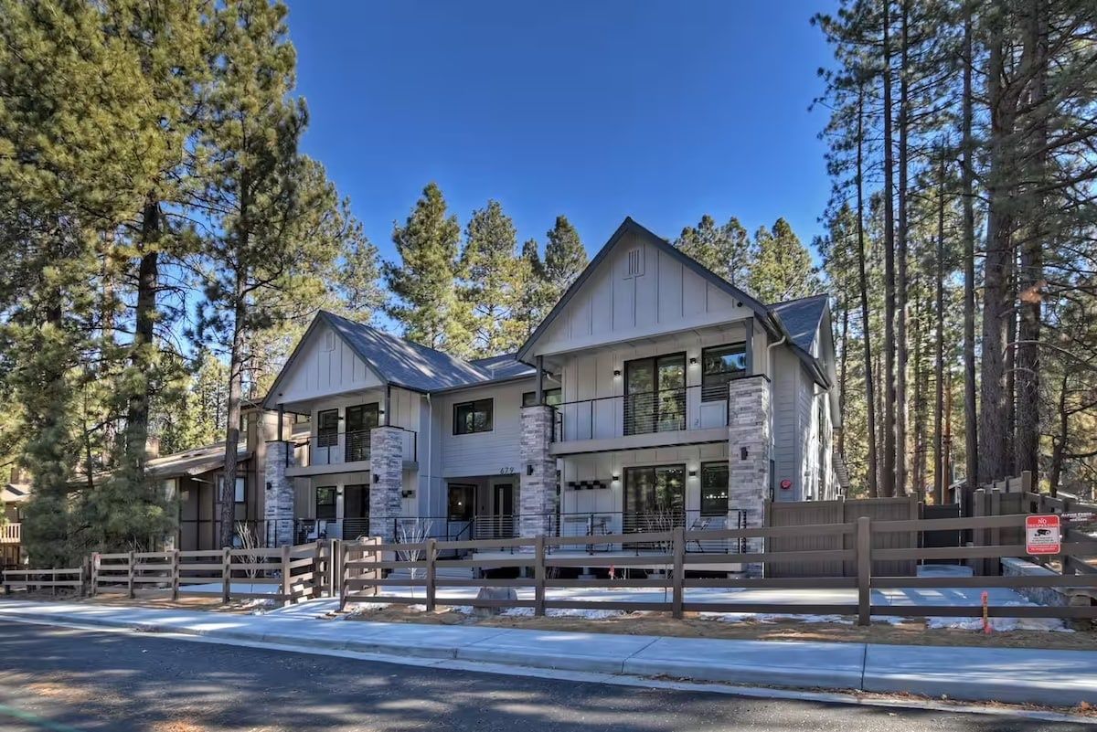 Walk to Snow Summit | Luxury 4B | Sleeps 14 | Central AC | EV