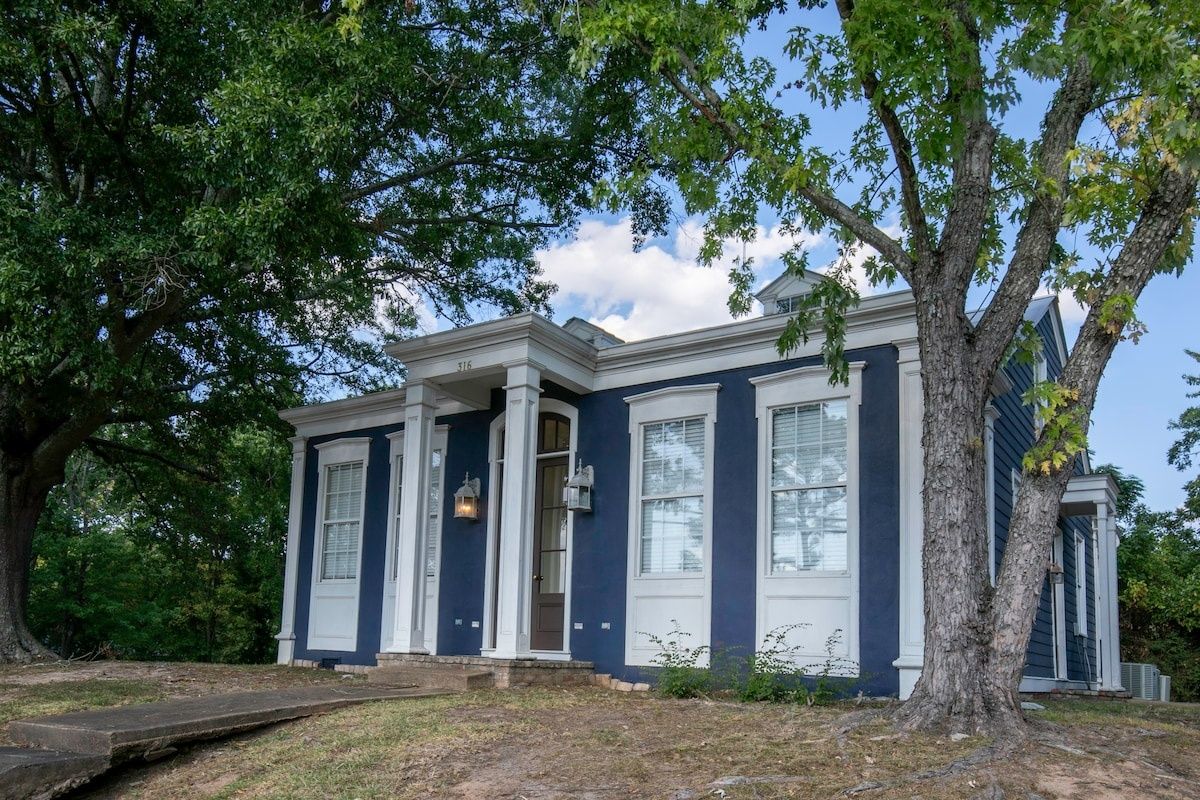 The Maxwell 1BR CozyTriplex by Velvet Ditch Villas