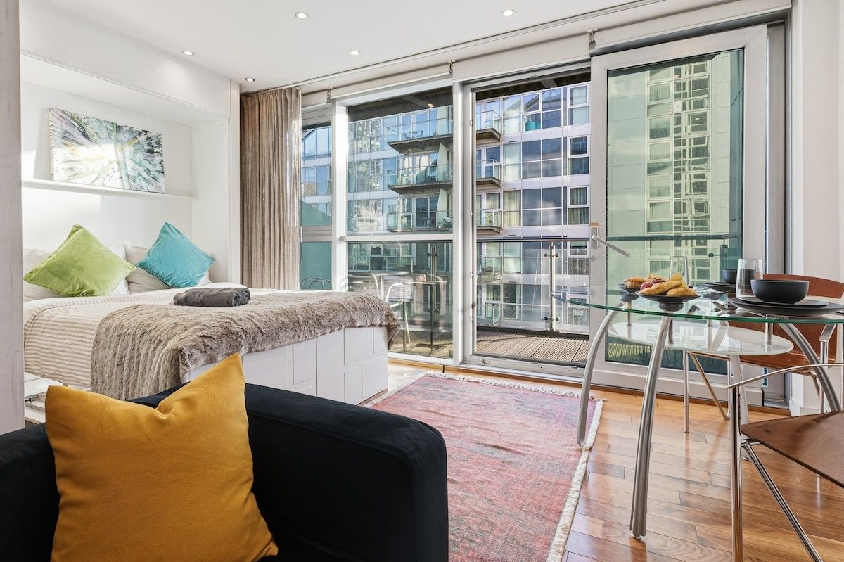 City Centre 1B with FREE Private Parking & Balcony