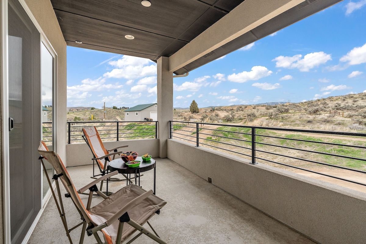 The Lazy Suite - A Quiet Peaceful Retreat with Hills and Bike Park View