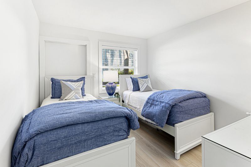 Beautiful 2-Bed Steps to Naples Beach & Town — photo 9