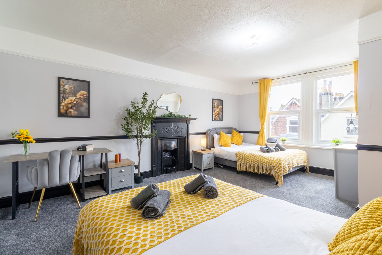 Modern 2-Bedroom Southsea Flat with Free Parking