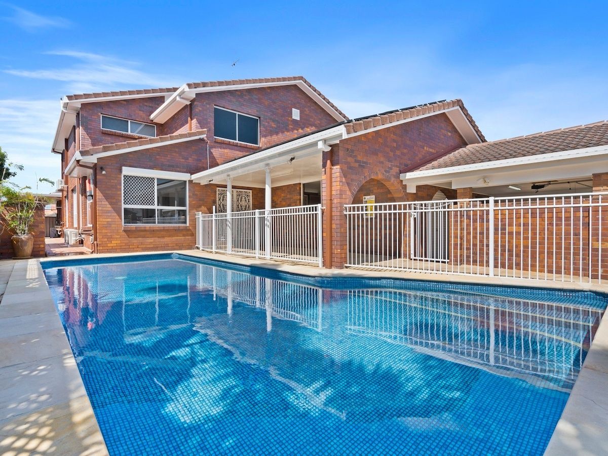 Spacious Family Oasis 5BR Waterfront Pool
