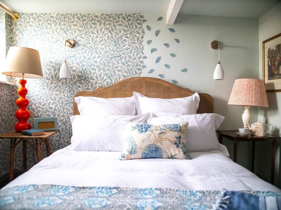 Rose Cottage: Tudor Cottage: Sleeps 12