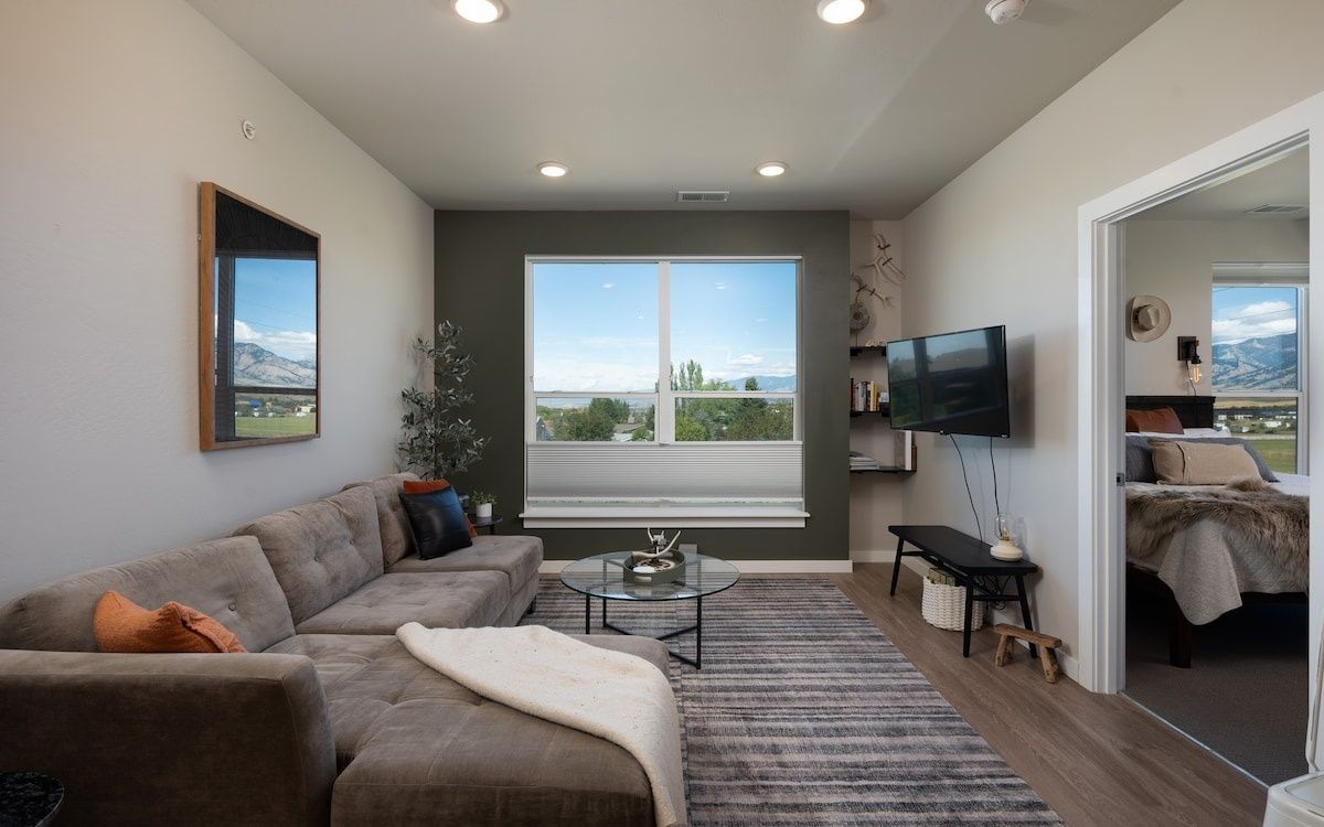 (NEW) Cinnabar Suite - Mountain Views