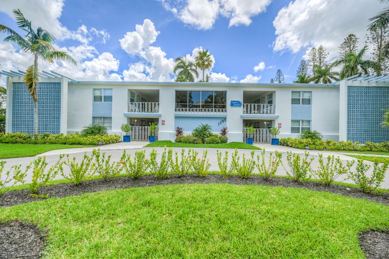 Beautiful 2-Bed Steps to Naples Beach & Town — photo 18