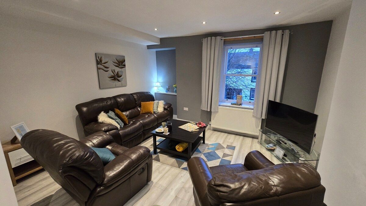 Derwent Apartment | 3 Bedrooms | Sleeps 6 | 2 Bathrooms | Private Parking