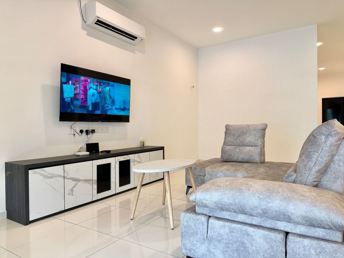 A Pleasant 4BR Home IV - 5 mins to shops and mall