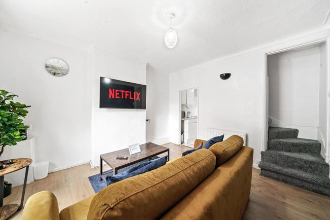 Cosy 2 bedroom home with free parking on premises