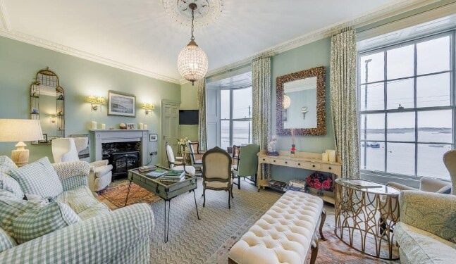 Luxurious 6 bedroom property with Sea Front views