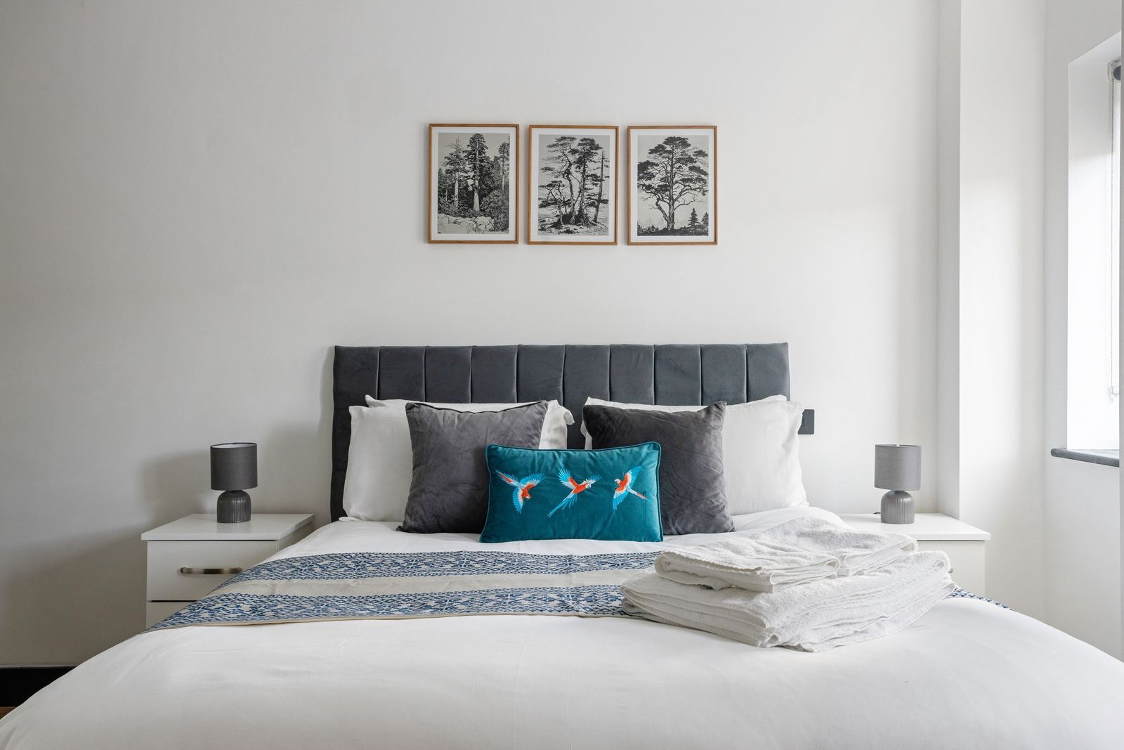 Azzurri Properties | Delightful 2BR Flat | 12mins to Woodside Park | ST