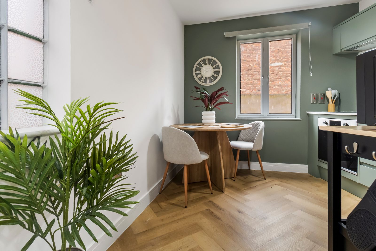 Pippin - BRAND NEW Stylish City Centre Studio Apartment