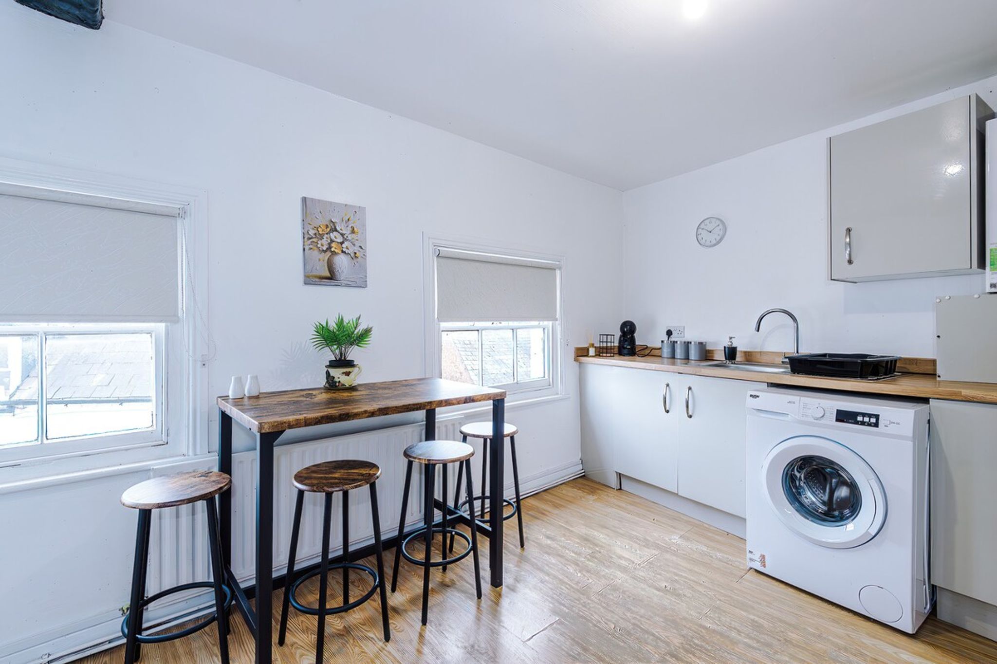 Spacious 2BR in Wem, Sleeps 4, Wi-Fi, Prime Spot