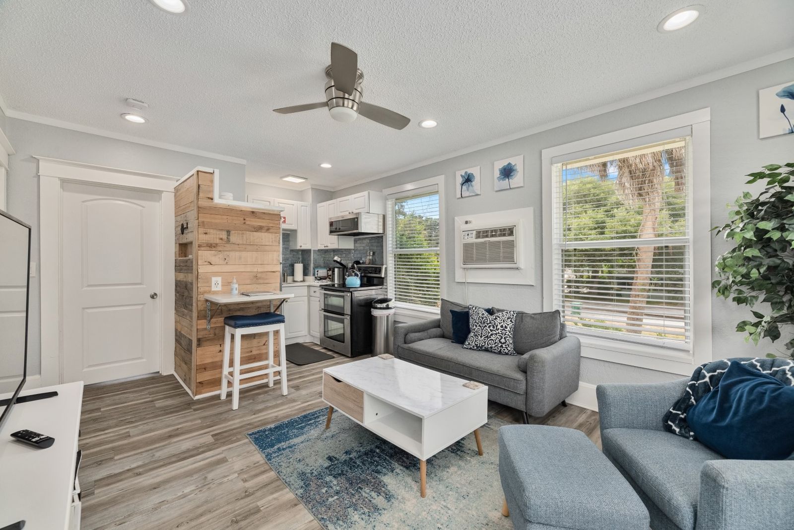 Riverview Blue: Downtown Melbourne Apartment