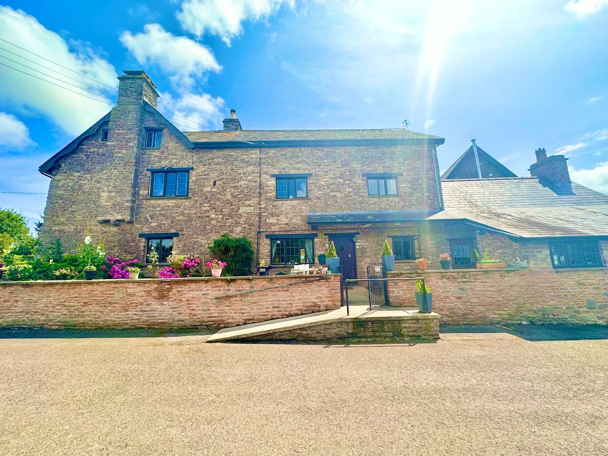 16th Cent,6 bed house,15 People, HOT TUB, with Cymru Holidays